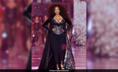 Victoria’s Secret Fashion Show 2024 Review: Tyra Banks Is Back 